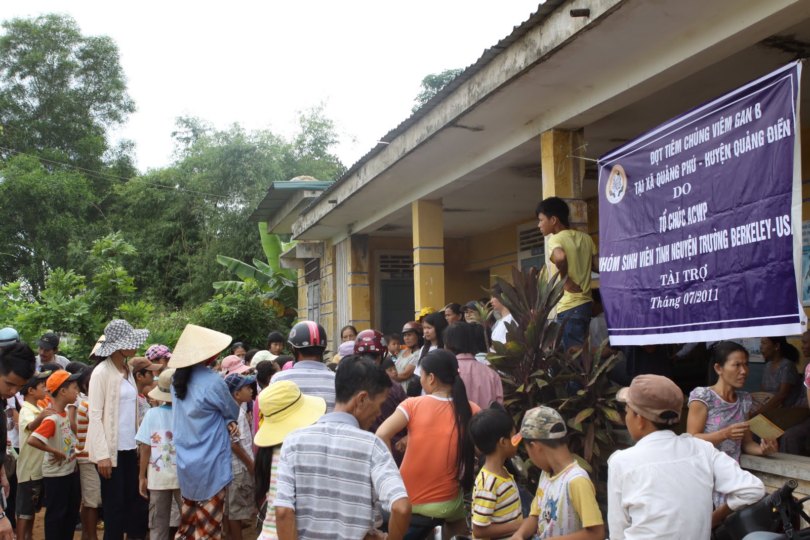 People crowding in front of Hepatitis B vaccination clinic VMO members were volunteering at.